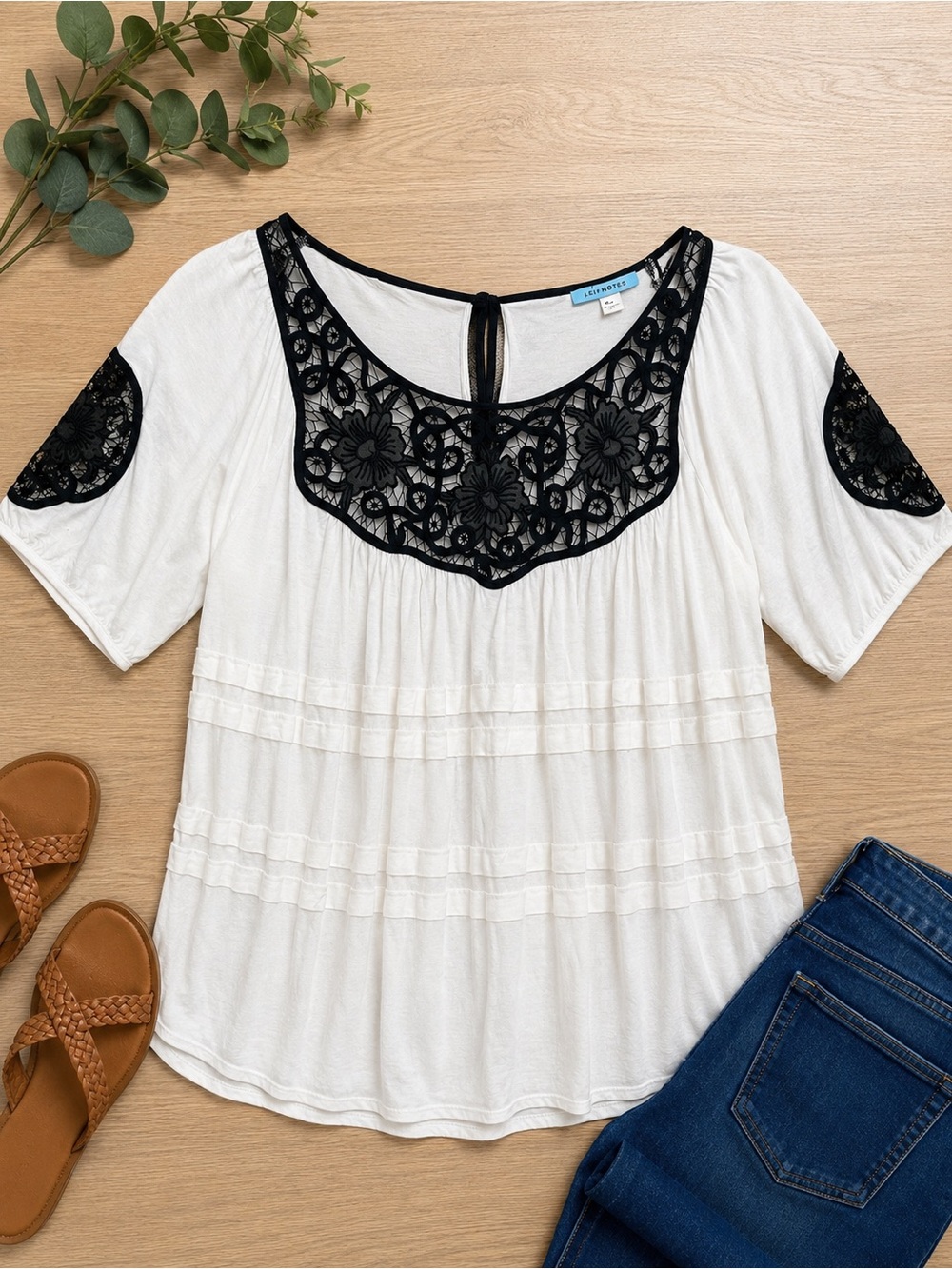 Anthropologie Leifnotes white top with black lace detail. Size XS EUC